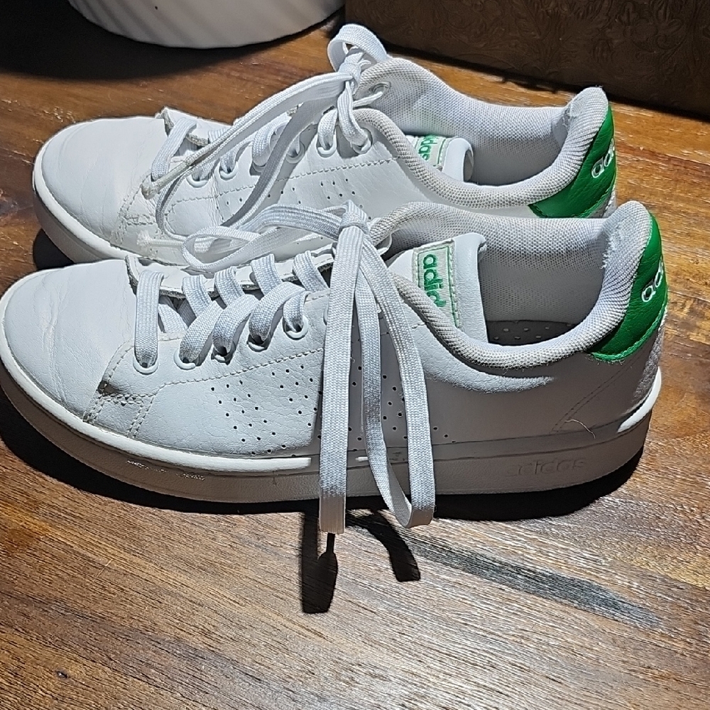 🥳 FINAL OFFER 🥳adidas White Sneakers With Green
